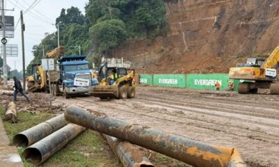 Avanzan trabajos en km 24 de Carretera a El Salvador colocan contenedores para estabilizar el terreno