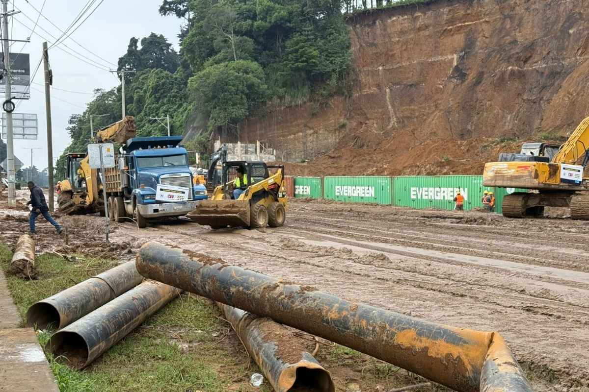 Avanzan trabajos en km 24 de Carretera a El Salvador colocan contenedores para estabilizar el terreno