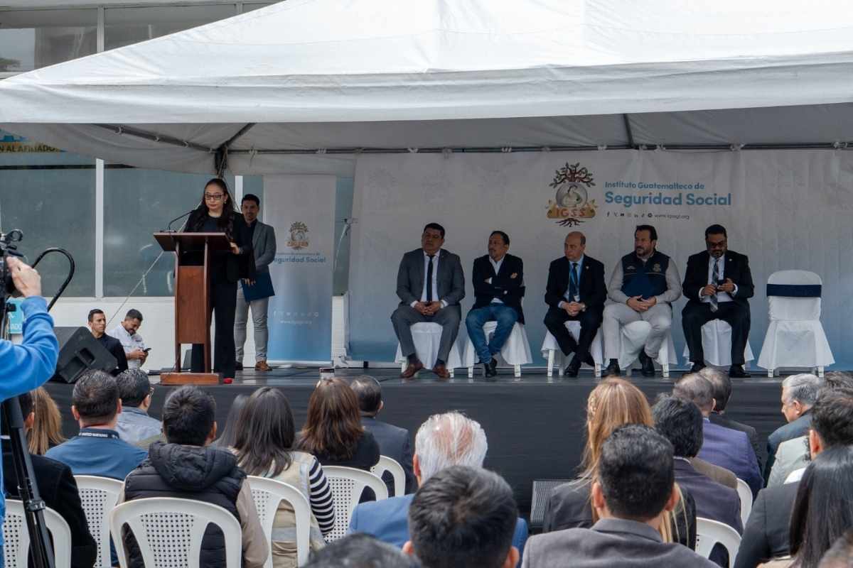 IGSS moderniza su red de emergencias con la entrega de 35 nuevas ambulancias en todo el país