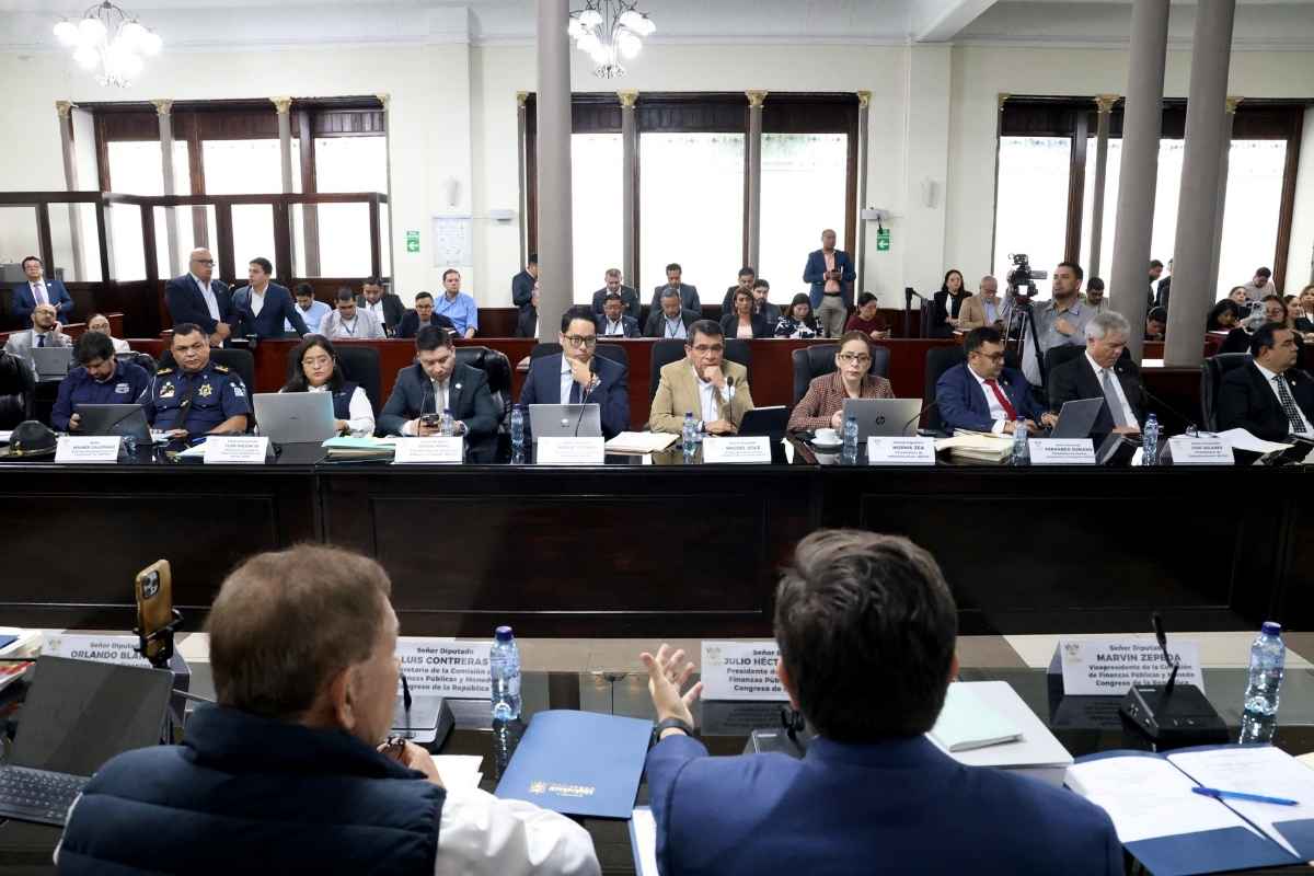 “¿Qué ganan con que me vaya” Ministro de Comunicaciones responde a diputados