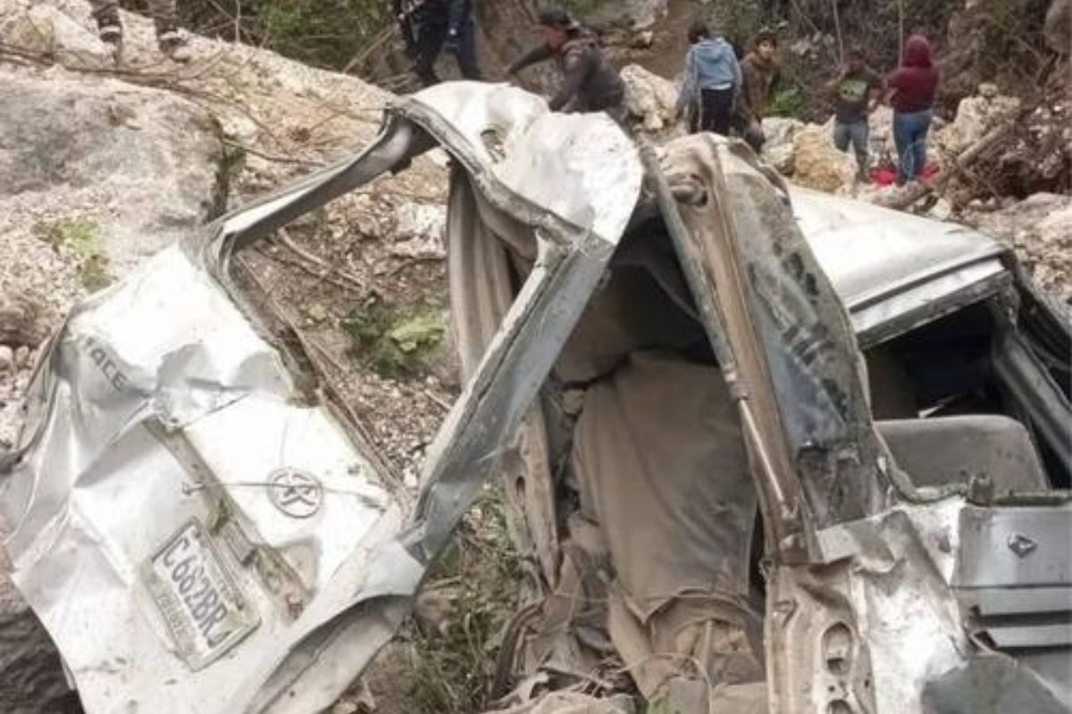 Confirman cuatro fallecidos tras caída de microbús en barranco de Huehuetenango