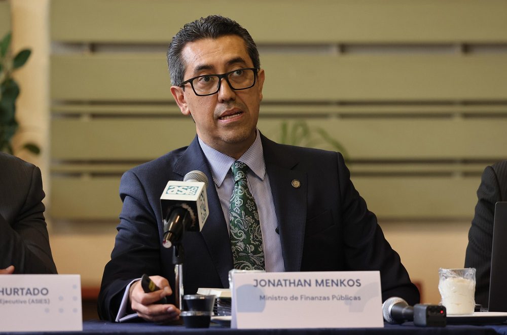 Menkos respalda mantener al CACIF y a la Cámara de la Construcción en ANADIE, mientras el oficialismo intenta excluirlos