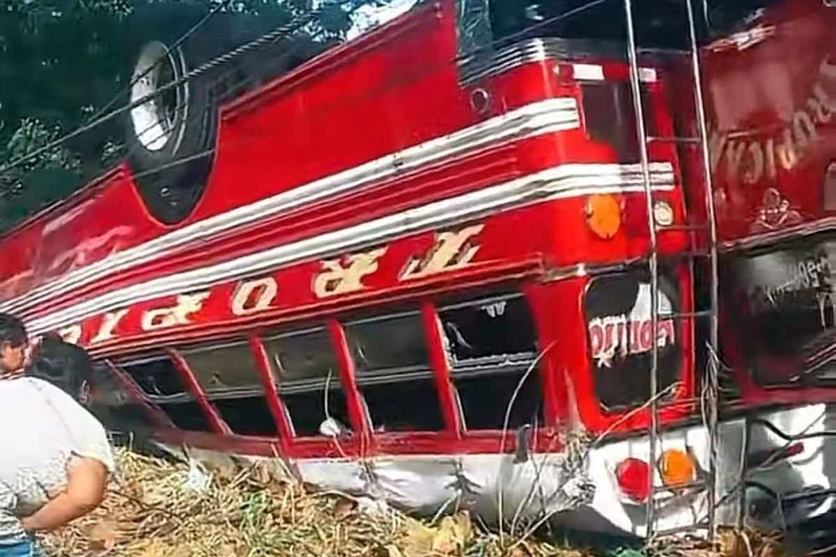 Muere piloto y 16 heridos deja vuelco de bus extraurbano en carretera al Pacífico