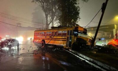 Bus escolar pierde el control y provoca colisión múltiple en la carretera a El Salvador