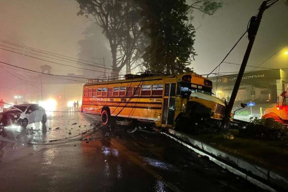 Bus escolar pierde el control y provoca colisión múltiple en la carretera a El Salvador