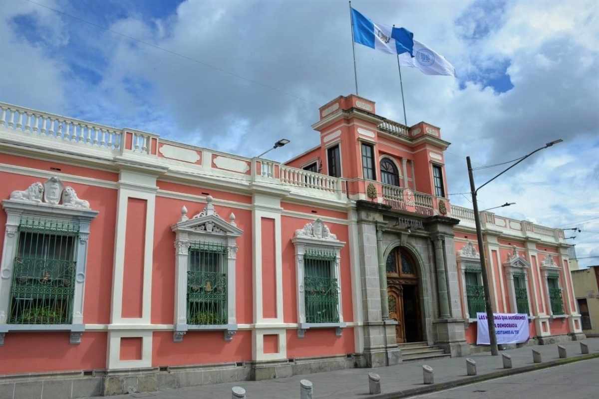 Cámara de Amparos mantiene a magistrados del TSE