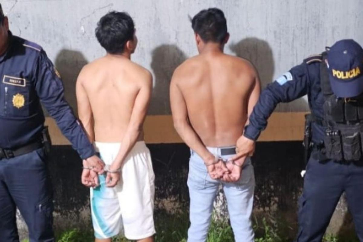 Capturan en Quetzaltenango a dos presuntos sicarios del Barrio 18 con armas de guerra