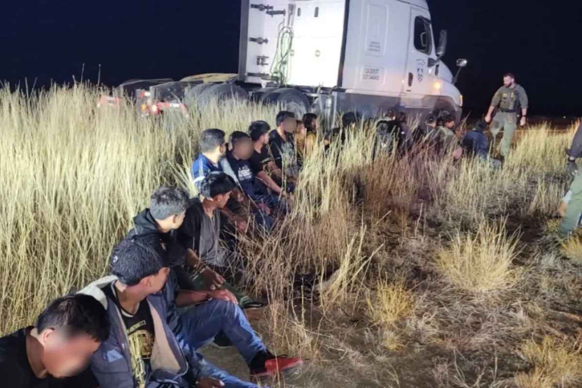 Detectan a 23 migrantes ocultos en la cabina de un camión en Texas