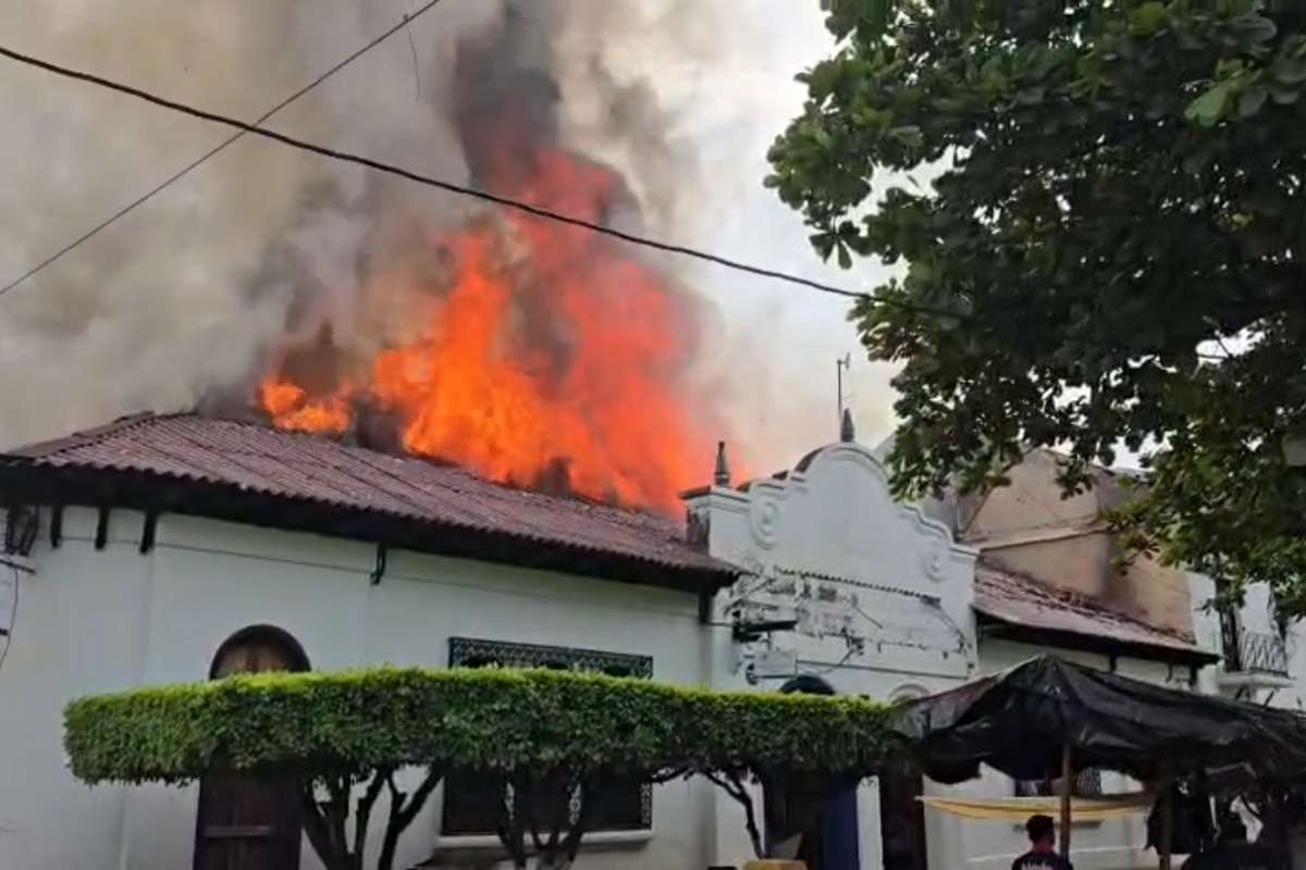Fuego daña edificio centenario en Retalhuleu