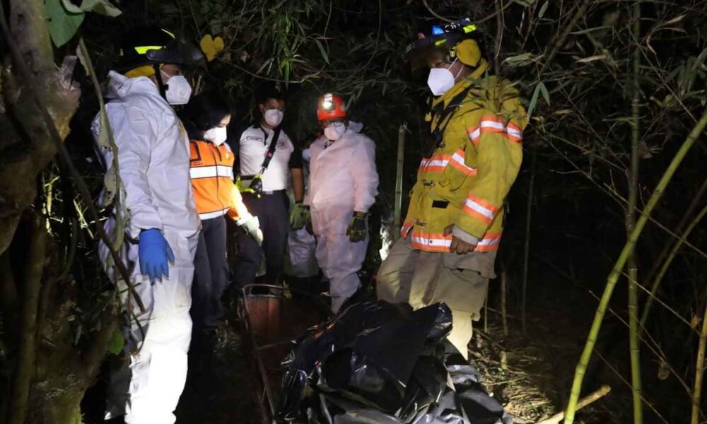 Hallan dos cuerpos enterrados en área boscosa de San José Pinula