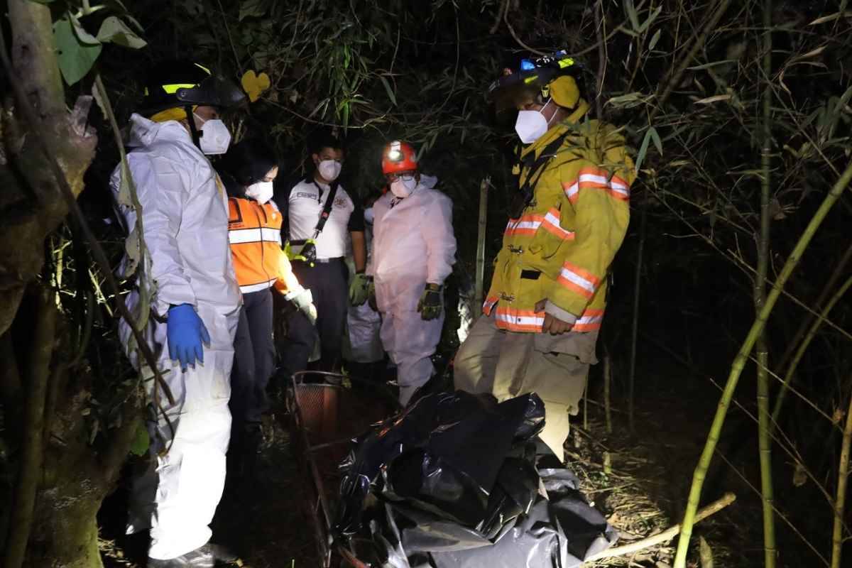 Hallan dos cuerpos enterrados en área boscosa de San José Pinula