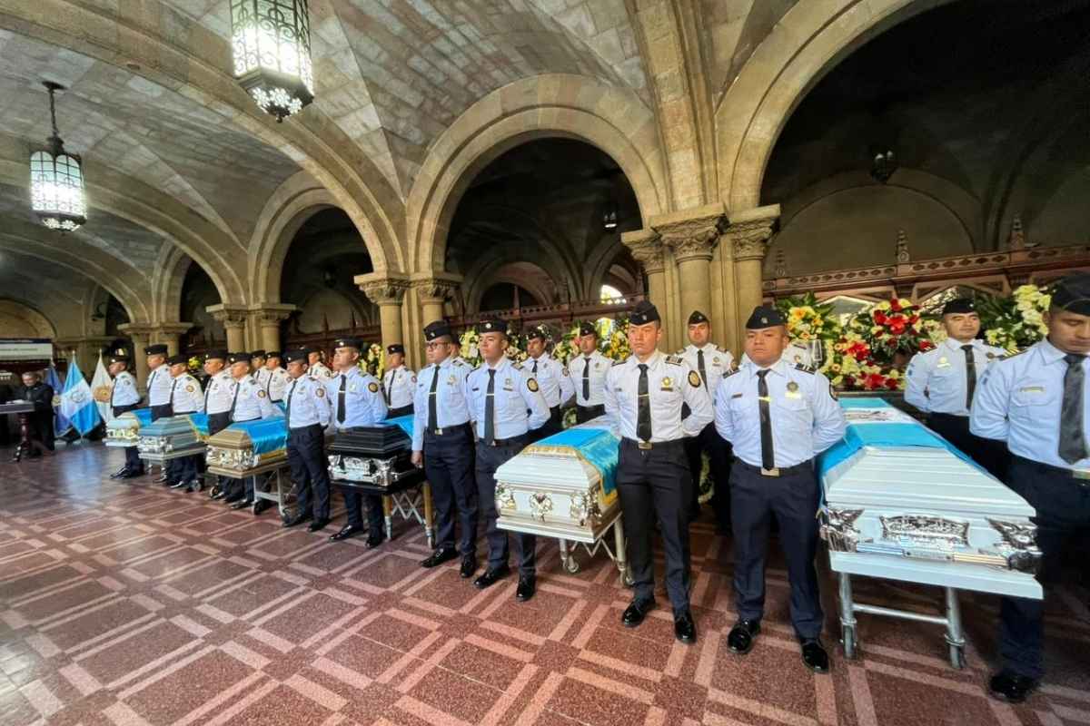 Honras de Estado a policías caídos tras jornada de violencia