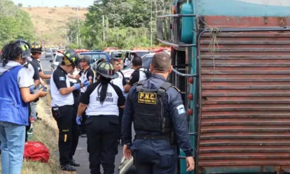 Autobús vuelca en ruta a El Salvador y deja varios heridos en Villa Canales