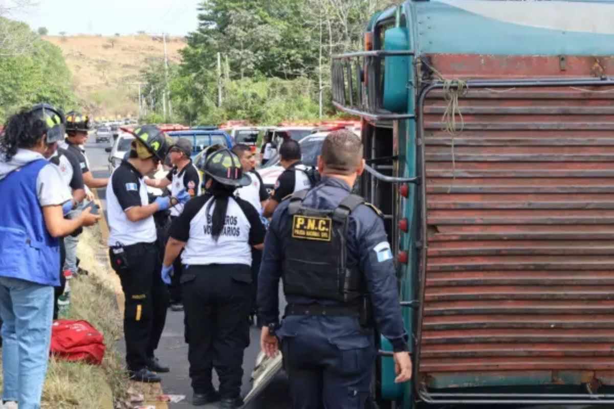 Autobús vuelca en ruta a El Salvador y deja varios heridos en Villa Canales