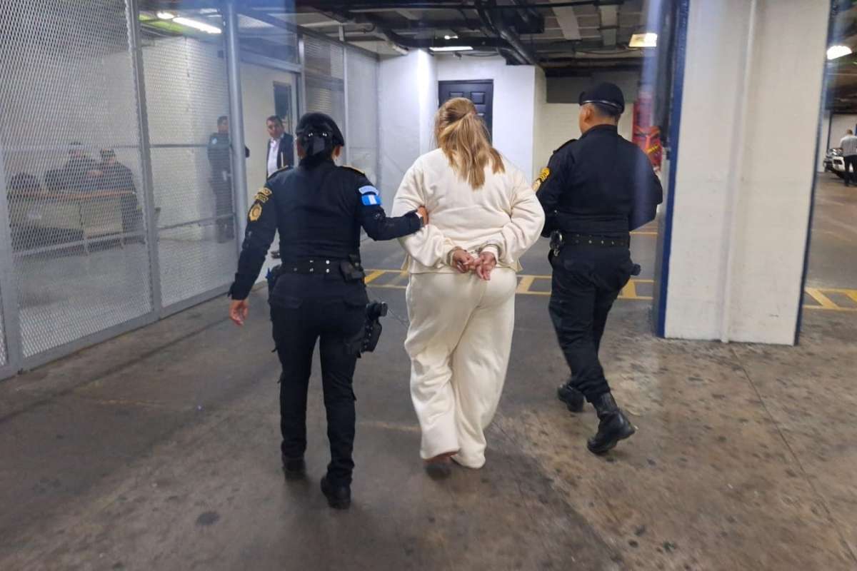 Detención de una mujer en aeropuerto La Aurora por dinero sin declarar