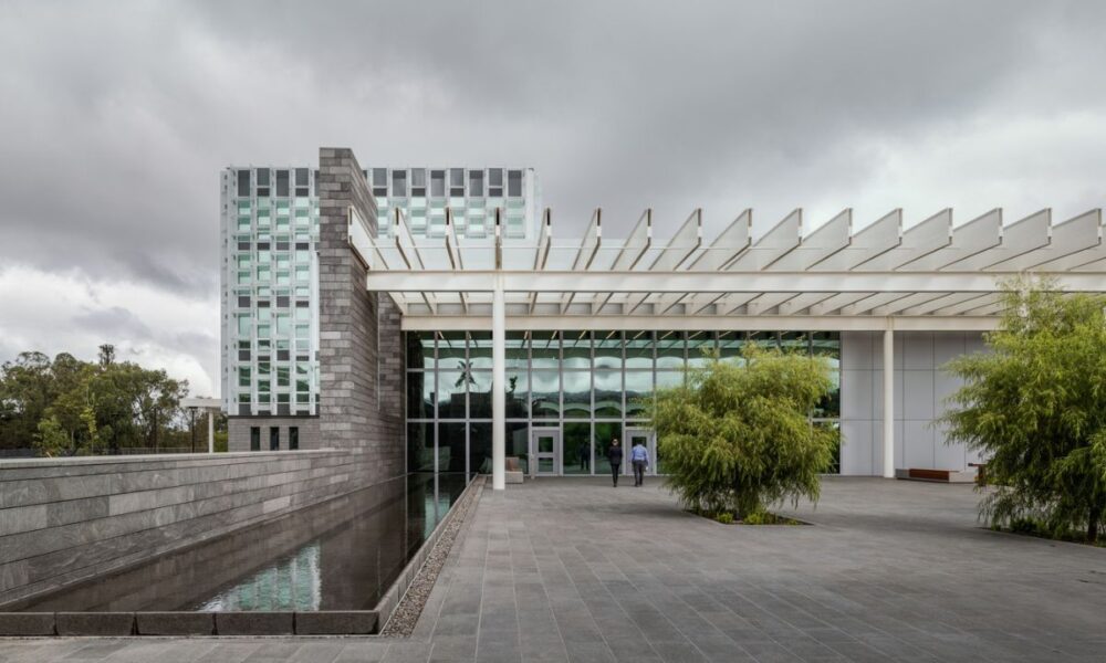 La Embajada de Estados Unidos en Guatemala se pronunció este martes 3 de marzo sobre los procesos de elección de segundo grado que actualmente se desarrollan en el país, en los cuales se renovarán autoridades de distintas instituciones del sistema de justicia y del Tribunal Supremo Electoral. Por medio de sus redes sociales oficiales, la sede diplomática compartió un mensaje atribuido a John Barrett, encargado de Negocios de Estados Unidos en Guatemala, en el que expresó el respaldo de su país a estos procedimientos, subrayando que se trata de procesos internos regidos por la normativa guatemalteca. “Como ya hemos declarado, las elecciones de segundo grado son procesos guatemaltecos que tienen sus normas y reglas, y vamos a respetar estos procesos, pero no vamos a tolerar que haya contaminación de narcotraficantes y crimen organizado”, manifestó Barrett. El pronunciamiento se da en el contexto de la renovación de autoridades en entidades clave del sistema democrático y judicial del país, un proceso que ha generado atención nacional e internacional debido a su relevancia institucional. Estados Unidos reiteró así su postura de respeto a la soberanía de Guatemala, al tiempo que enfatizó su preocupación ante cualquier posible injerencia de estructuras criminales en procesos vinculados al fortalecimiento del Estado de derecho.