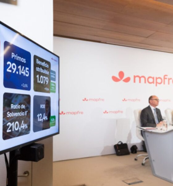 La aseguradora global Mapfre cerró el año 2025 con un beneficio neto de 1.079 millones de euros, lo que representa un crecimiento del 19,6 % en comparación con el año anterior, consolidando además a Latinoamérica como una de las regiones clave para el crecimiento del Grupo. Latinoamérica mantiene un rol estratégico Durante 2025, América Latina volvió a tener un papel determinante en los resultados de la compañía, con un beneficio conjunto de 365 millones de euros y una evolución operativa sólida en varios de sus principales mercados. Las primas mantuvieron un comportamiento positivo en moneda local, aunque el desempeño estuvo influido por la depreciación de algunas divisas de la región. Dentro de los resultados regionales, Brasil destacó con un resultado histórico de 268 millones de euros, lo que supone un crecimiento del 5,1 % respecto al año anterior. Además, el país registró un ratio combinado de No Vida del 72 %, uno de los mejores indicadores del Grupo, y elevó su rentabilidad sobre fondos propios hasta el 27,6 %. En el resto de Latinoamérica, las primas crecieron 5,3 % en euros, con avances relevantes en varios mercados a pesar del impacto cambiario. En este grupo, México registró un aumento del 26,9 % en primas en moneda local, impulsado principalmente por los segmentos de Vida y Salud. Por su parte, Perú alcanzó un beneficio de 53,5 millones de euros, con un incremento del 6,4 %, además de mejorar su ratio combinado hasta el 96 %. El resultado regional también estuvo influido por dos factores extraordinarios no recurrentes: una modificación legislativa en México relacionada con el tratamiento del IVA con efecto retroactivo y el incremento del salario mínimo en Colombia, que afectó determinadas carteras en run-off. En conjunto, estos factores redujeron el resultado del Grupo en 94 millones de euros. Resultados globales del Grupo A nivel global, Mapfre alcanzó un volumen récord de primas de 29.145 millones de euros, lo que representa un crecimiento del 3,6 % respecto al año anterior. Si se consideran tipos de cambio constantes, el aumento habría sido del 7,8 %. El ratio combinado mejoró hasta 92,2 %, el mejor registro en la historia del Grupo, reflejando la disciplina técnica aplicada en los últimos años. Asimismo, el resultado antes de impuestos y minoritarios superó por primera vez los 2.415 millones de euros, mientras que el ROE se situó en 12,4 % (13,3 % sin efectos extraordinarios). Los fondos propios crecieron 5,3 %, alcanzando cerca de 9.000 millones de euros, y el ratio de Solvencia II se mantuvo dentro del rango objetivo con 210,4 %. Como parte de los resultados, el Grupo propondrá un dividendo total de 18 céntimos brutos por acción, lo que supone un incremento del 12,5 % respecto al año anterior y el más alto en su historia. Evolución en otras regiones En Norteamérica, Mapfre registró un beneficio récord de 139 millones de euros, con un crecimiento del 41,8 % y una mejora del ratio combinado hasta 95,4 %. En Iberia, el resultado alcanzó 450 millones de euros, lo que representa un aumento del 22,7 %, impulsado principalmente por el buen desempeño del negocio de Vida. Por su parte, Mapfre RE obtuvo un beneficio histórico de 381 millones de euros, con un crecimiento del 17,2 % y un ratio combinado del 91,2 %. Perspectivas del Grupo El presidente de Mapfre, Antonio Huertas, destacó que los resultados reflejan el avance del Plan Estratégico 2024-2026 y la mejora sostenida de la rentabilidad. “Afrontamos la recta final de nuestro Plan Estratégico con resultados récord. Por primera vez hemos superado los 1.000 millones de euros de beneficio neto y hemos incrementado la retribución a los accionistas por quinta vez consecutiva en los últimos tres años”, señaló. Huertas añadió que la diversificación del negocio del Grupo permite proyectar el año 2026 con optimismo y con la expectativa de seguir generando valor.