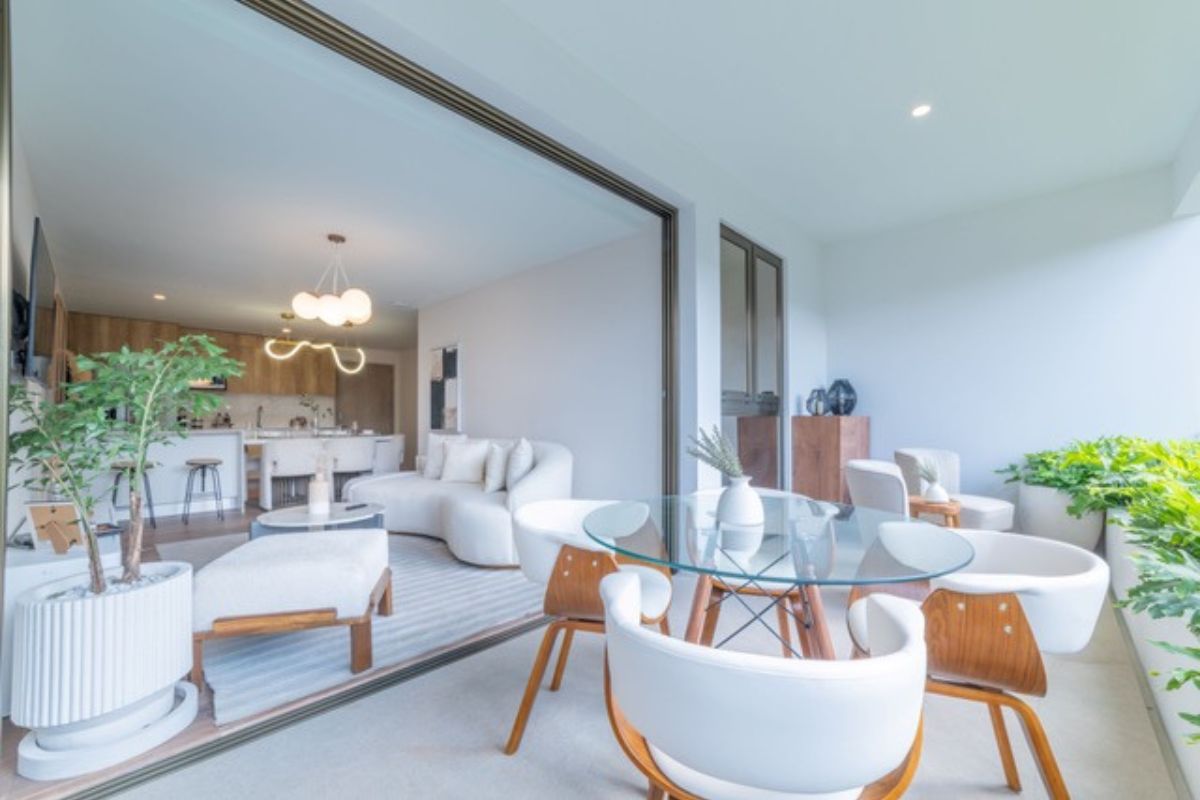 El sector inmobiliario guatemalteco proyecta un año dinámico en 2026, impulsado por una economía relativamente estable, el aumento en la demanda de vivienda y el crecimiento de nuevas zonas urbanas en el país. De acuerdo con desarrolladores del sector, la industria evoluciona hacia proyectos más integrales que combinan vivienda, comercio, servicios y espacios comunitarios, con el objetivo de facilitar la vida cotidiana de las personas y generar impacto en las comunidades. Para ÍNTEGRO, desarrolladora inmobiliaria guatemalteca con ocho años de trayectoria, esta tendencia refleja un cambio en la forma en que se conciben los proyectos inmobiliarios. “En 2026 visualizamos un sector más estratégico y enfocado en generar valor real. Las personas buscan proyectos bien ubicados, funcionales y que aporten al desarrollo de sus comunidades”, señaló Jorge Mario Figueroa, CEO de la empresa. Vivienda y proyectos verticales ganan protagonismo Uno de los principales motores del mercado continúa siendo la vivienda. La demanda se concentra en espacios funcionales, ubicados cerca de servicios y con acceso a comercio y áreas comunes. En ese contexto, los proyectos verticales y las comunidades planificadas han ganado protagonismo, ya que permiten integrar distintos servicios dentro de un mismo entorno urbano. ÍNTEGRO desarrolla actualmente proyectos residenciales como Céntrico, Villa Mariscal, Atarah, Prana, Alana Avenida Las Américas y Reserva Valere, enfocados en ofrecer espacios habitacionales adaptados a diferentes estilos de vida. Centros comerciales de cercanía Otra tendencia que gana fuerza es el desarrollo de centros comerciales de proximidad, espacios pensados para atender necesidades cotidianas dentro de las comunidades. A diferencia de los centros comerciales tradicionales, estos proyectos funcionan como puntos de encuentro donde las personas pueden realizar compras, acceder a servicios y convivir en entornos más accesibles. Actualmente la desarrolladora opera ocho centros comerciales, cinco de ellos ubicados en el interior del país, lo que ha contribuido a dinamizar economías locales y generar oportunidades de empleo. Turismo y hospitalidad mantienen crecimiento El sector de hospitalidad también muestra señales positivas durante 2026, impulsado por el turismo interno y regional. La empresa cuenta con proyectos hoteleros como Smart Hotel en la costa sur, Adra Antigua en Antigua Guatemala y Adra Petén en el norte del país, iniciativas que forman parte de estrategias de desarrollo urbano vinculadas al crecimiento turístico de estas regiones. Sostenibilidad y tecnología Dentro de las tendencias que marcan el sector inmobiliario este año destaca el enfoque en proyectos con propósito, que integran sostenibilidad ambiental, impacto social y gobernanza responsable. Además, el uso de tecnología se vuelve cada vez más relevante, tanto para mejorar la experiencia de clientes e inversionistas como para optimizar la gestión de edificios mediante sistemas inteligentes y procesos más eficientes. Descentralización del desarrollo Otra característica del mercado inmobiliario actual es la descentralización del desarrollo, con un aumento de proyectos fuera de la capital. Las ciudades intermedias representan una oportunidad para atraer inversión, generar empleo y mejorar infraestructura mediante proyectos planificados a largo plazo. Retos del sector A pesar del crecimiento, el sector enfrenta desafíos como el acceso al financiamiento, el aumento en los costos de construcción y los tiempos de aprobación de permisos. Sin embargo, especialistas coinciden en que los proyectos bien estructurados, con planificación financiera y enfoque sostenible, mantienen atractivo para compradores e inversionistas.