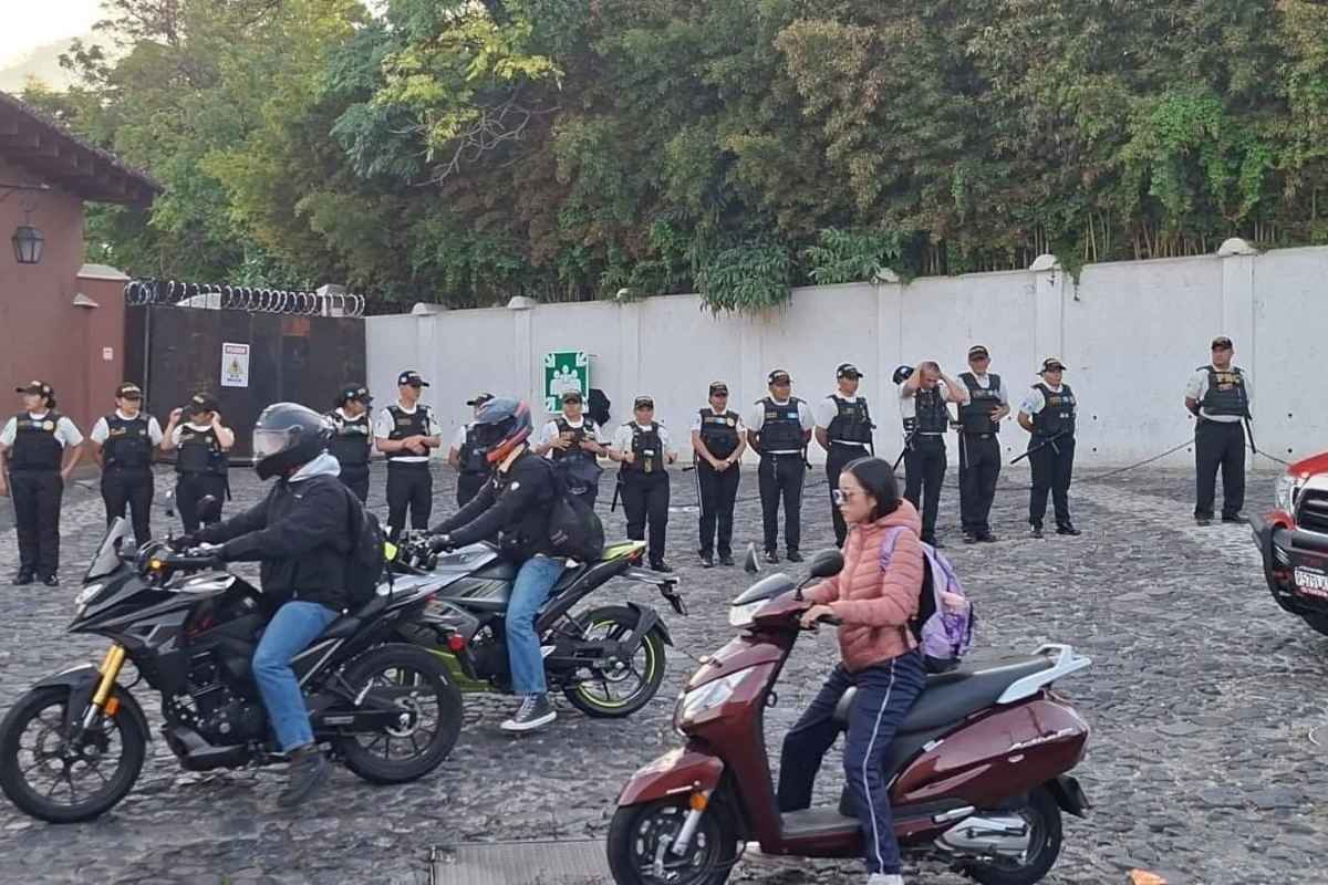 Elección de rector de la Usac se desarrolla entre protestas y cuestionamientos en Antigua Guatemala