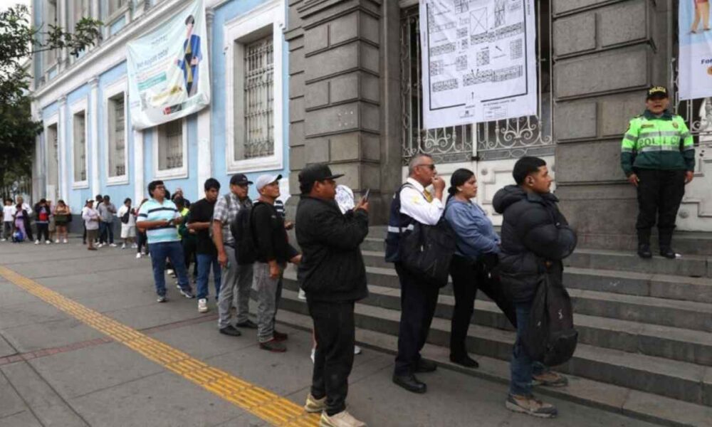 Elecciones generales en Perú arrancan con demoras en centros de votación por fallas logísticas