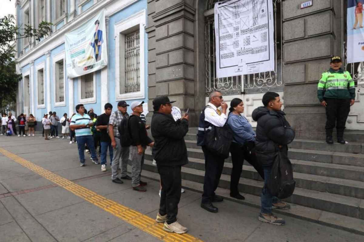 Elecciones generales en Perú arrancan con demoras en centros de votación por fallas logísticas