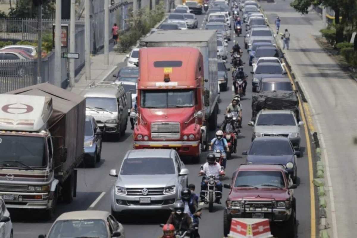 Prevén complicaciones viales por protesta de transportistas este lunes