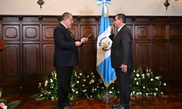 Arévalo juramenta a Gabriel García Luna como nuevo Fiscal General para el período 2026-2030