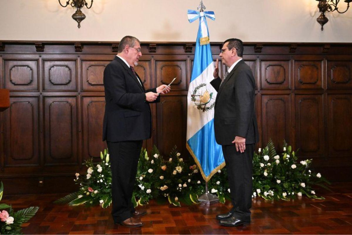 Arévalo juramenta a Gabriel García Luna como nuevo Fiscal General para el período 2026-2030