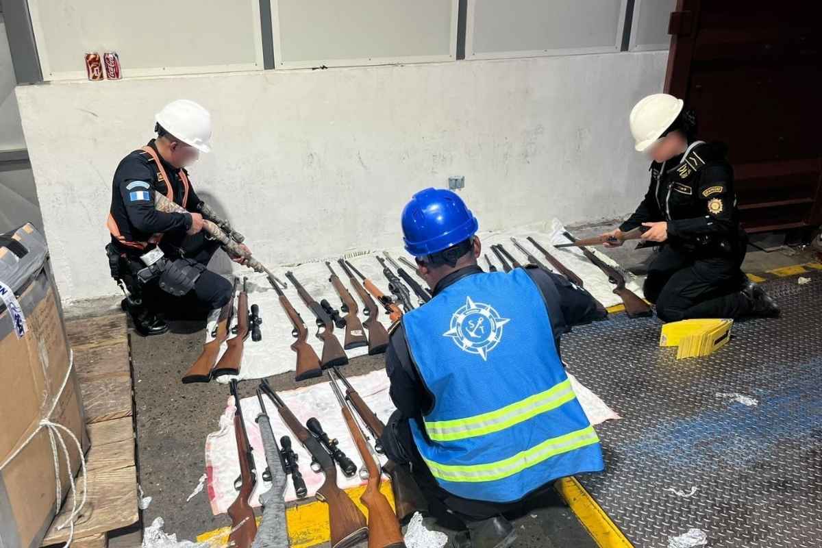 Arsenal oculto en encomiendas autoridades decomisan armas y casi mil municiones en Santo Tomás