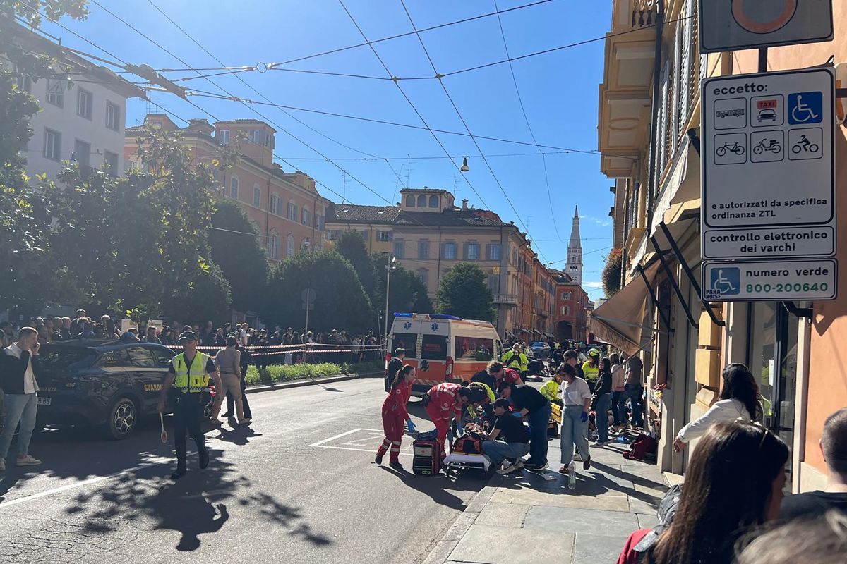 Atropello múltiple en Italia deja ocho heridos en Módena; autoridades investigan posible atentado