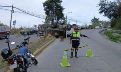 Camión vuelca en puente Monjitas y complica el tránsito en zona 16
