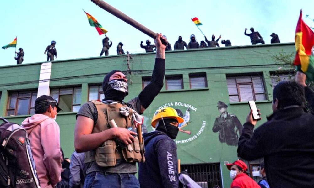 Enfrentamientos en Bolivia dejan 57 detenidos mientras protestas bloquean accesos a La Paz