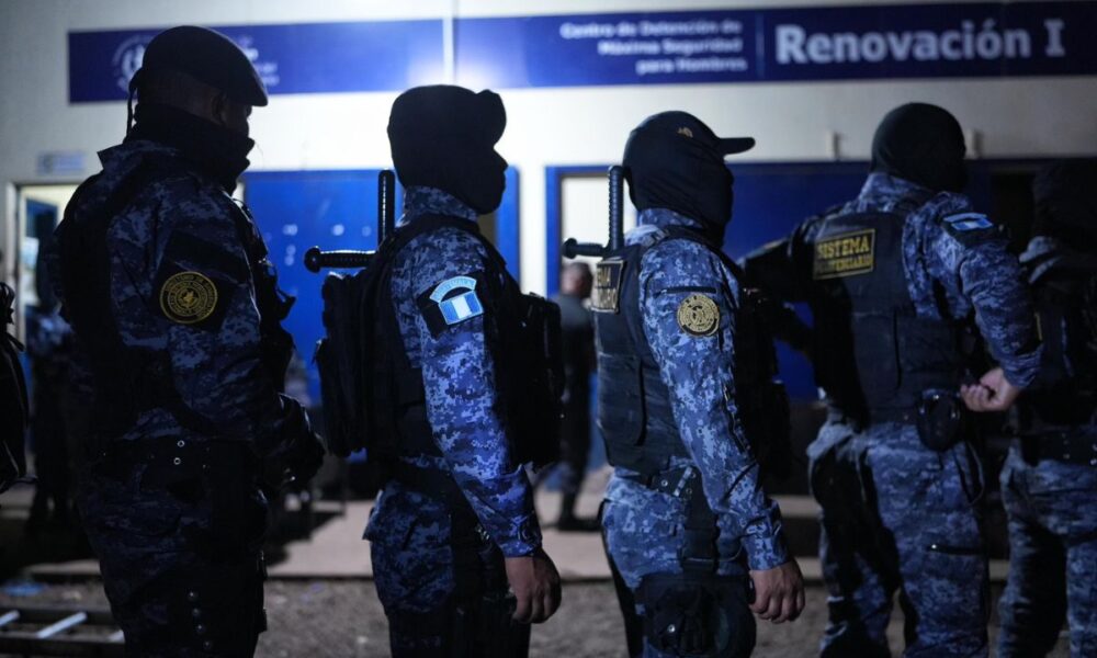Trasladan a “El Lobo”, líder del Barrio 18, a cárcel de máxima seguridad en Escuintla