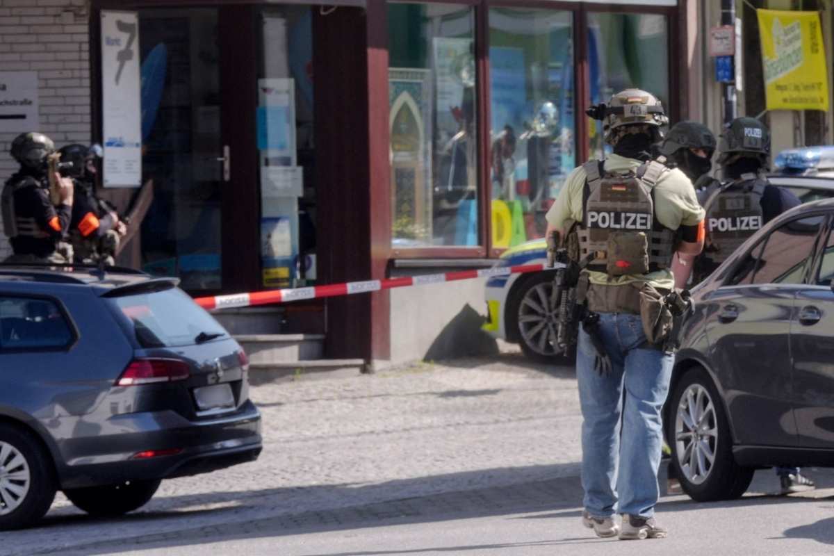 Un asalto bancario en Sinzig, Alemania, terminó con rehenes liberados y sospechosos prófugos