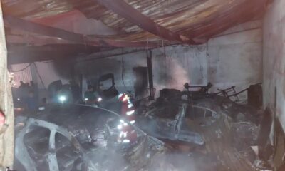 Vehículos quedan reducidos a cenizas tras incendio en taller de Mixco