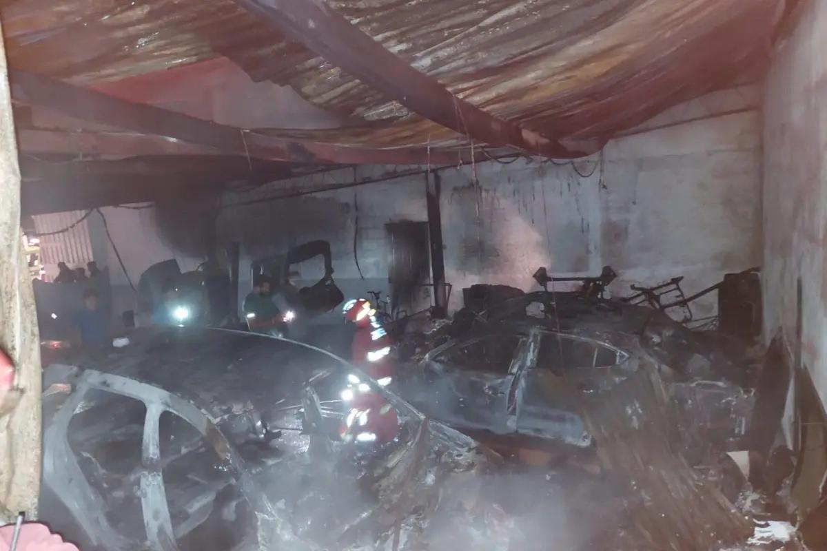 Vehículos quedan reducidos a cenizas tras incendio en taller de Mixco
