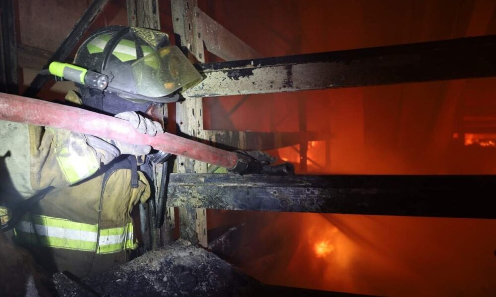 Voraz incendio destruye mercadería en ruta a El Salvador