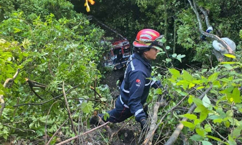Autobús cae a una hondonada en Chichicastenango identifican a los primeros heridos y descartan fallecidos