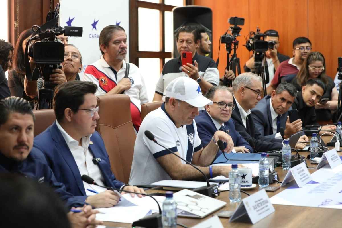 Bancada Cabal solicita anular adjudicación de frecuencias 5G y anuncia denuncia por presuntas irregularidades en subasta de 2023