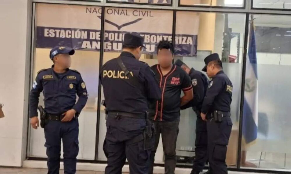 Capturan en Zacapa a salvadoreño con alerta roja internacional y lo entregan a El Salvador