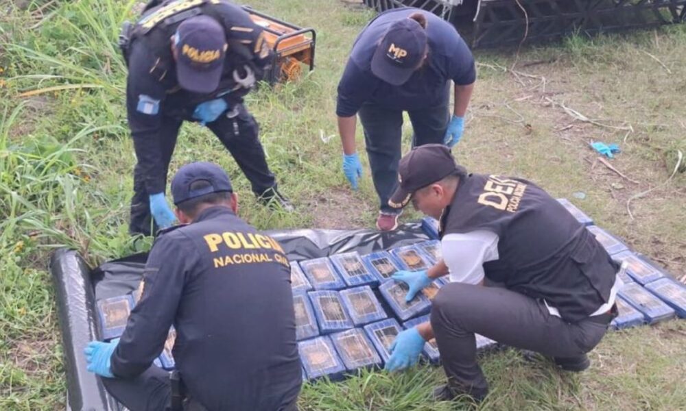 Hallan 72 kilos de cocaína ocultos en camión abandonado en Retalhuleu