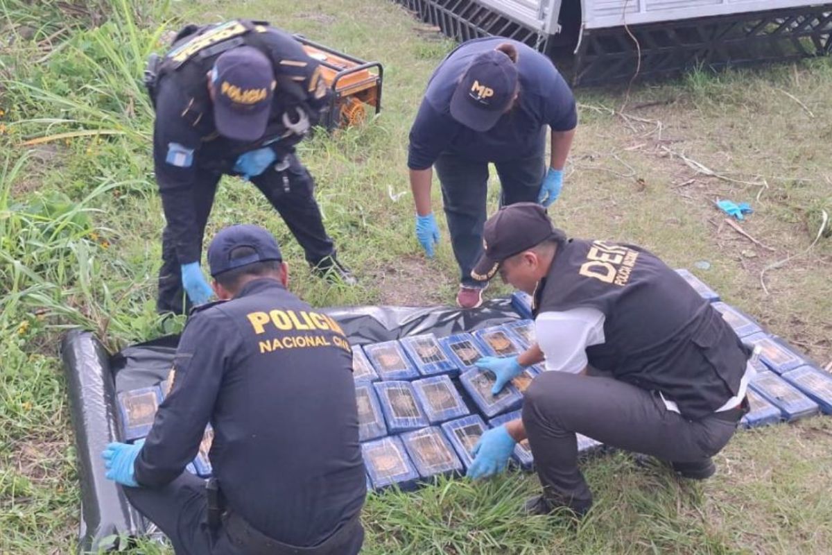 Hallan 72 kilos de cocaína ocultos en camión abandonado en Retalhuleu