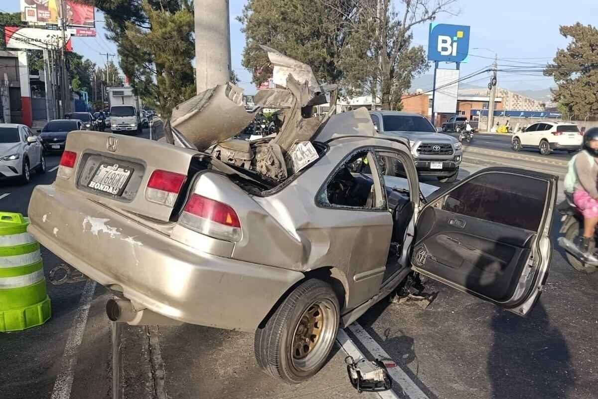 Joven de 19 años muere tras fuerte choque contra un poste en la calzada Aguilar Batres