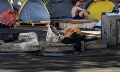 La OMS afirma que más de 1.300 muertes adicionales están relacionadas con la ola de calor sin precedentes en Europa. Europa Según la Organización Mundial de la Salud (OMS), el domingo se registraron más de 1300 muertes adicionales relacionadas con la ola de calor sin precedentes que azota Europa desde el 21 de junio. Ese mismo día, las autoridades sanitarias francesas informaron que se habían producido alrededor de 1000 muertes más de las previstas en el país desde el miércoles. La Organización Mundial de la Salud declaró el domingo que se han registrado más de 1.300 muertes adicionales en Europa desde el 21 de junio en relación con la ola de calor sin precedentes que azota gran parte del continente. Decenas de millones de personas han afrontado un fin de semana de temperaturas extremas en Europa mientras una ola de calor mortal avanza hacia el este, con algunos países anunciando un aumento en el número de muertos y los servicios de salud advirtiendo sobre su saturación. El domingo por la mañana, las autoridades sanitarias francesas informaron de que se habían producido alrededor de 1.000 muertes más de las previstas en ese país tan solo desde el miércoles. Y en toda Europa, "se han registrado más de 1.300 muertes adicionales desde el 21 de junio relacionadas con las altas temperaturas en Europa", dijo el director general de la OMS, Tedros Adhanom Ghebreyesus, en X. "El estrés por calor suele denominarse el 'asesino silencioso', y las casas, los lugares de trabajo y las escuelas europeas no fueron construidas para soportar estas temperaturas", afirmó. Se prevé que al menos 191 millones de personas soporten temperaturas de al menos 35 °C el domingo en Europa, siendo el calor especialmente intenso en Alemania , la República Checa , Hungría y Polonia . La República Checa registró el domingo su segundo récord de temperatura en dos días, con 41,1 °C en Doksany, al norte de Praga, según informó el instituto meteorológico CHMI. "Esta es la primera vez que registramos una temperatura de 41 grados en nuestra red oficial de estaciones meteorológicas. Las temperaturas siguen subiendo, así que esta no es la máxima final", añadió CHMI en X. Un total de 381 millones de personas en Europa, excluyendo Turquía , experimentarán temperaturas superiores a los 30 °C, según un análisis basado en pronósticos del Servicio Meteorológico Alemán y proyecciones de población para 2025 del Centro Común de Investigación recopiladas por la ONG austriaca Klimadashboard. Millones de personas en todo el continente están viviendo actualmente bajo un calor extremo, cientos han muerto, las escuelas están cerradas y las redes eléctricas están colapsando", advirtió Tedros. "Impulsado por el cambio climático y el calentamiento global, el fenómeno de la ola de calor 'que antes ocurría una vez en una generación' ahora se produce casi anualmente", dijo, señalando que "Europa es el continente que se calienta más rápidamente en la Tierra, con un calentamiento que duplica el promedio mundial". El director general de la OMS afirmó que el organismo de salud de las Naciones Unidas está "trabajando con sus Estados Miembros y socios para abordar las amenazas para la salud que plantea el calor extremo, centrándose en la preparación, la prevención y el fortalecimiento de las respuestas del sistema de salud". Hizo un llamamiento a los países europeos para que "implementen planes de acción para la salud relacionados con el calor", como parte de un esfuerzo por salvaguardar la salud frente al cambio climático.