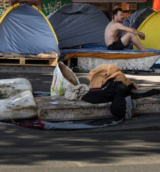 La OMS afirma que más de 1.300 muertes adicionales están relacionadas con la ola de calor sin precedentes en Europa. Europa Según la Organización Mundial de la Salud (OMS), el domingo se registraron más de 1300 muertes adicionales relacionadas con la ola de calor sin precedentes que azota Europa desde el 21 de junio. Ese mismo día, las autoridades sanitarias francesas informaron que se habían producido alrededor de 1000 muertes más de las previstas en el país desde el miércoles. La Organización Mundial de la Salud declaró el domingo que se han registrado más de 1.300 muertes adicionales en Europa desde el 21 de junio en relación con la ola de calor sin precedentes que azota gran parte del continente. Decenas de millones de personas han afrontado un fin de semana de temperaturas extremas en Europa mientras una ola de calor mortal avanza hacia el este, con algunos países anunciando un aumento en el número de muertos y los servicios de salud advirtiendo sobre su saturación. El domingo por la mañana, las autoridades sanitarias francesas informaron de que se habían producido alrededor de 1.000 muertes más de las previstas en ese país tan solo desde el miércoles. Y en toda Europa, "se han registrado más de 1.300 muertes adicionales desde el 21 de junio relacionadas con las altas temperaturas en Europa", dijo el director general de la OMS, Tedros Adhanom Ghebreyesus, en X. "El estrés por calor suele denominarse el 'asesino silencioso', y las casas, los lugares de trabajo y las escuelas europeas no fueron construidas para soportar estas temperaturas", afirmó. Se prevé que al menos 191 millones de personas soporten temperaturas de al menos 35 °C el domingo en Europa, siendo el calor especialmente intenso en Alemania , la República Checa , Hungría y Polonia . La República Checa registró el domingo su segundo récord de temperatura en dos días, con 41,1 °C en Doksany, al norte de Praga, según informó el instituto meteorológico CHMI. "Esta es la primera vez que registramos una temperatura de 41 grados en nuestra red oficial de estaciones meteorológicas. Las temperaturas siguen subiendo, así que esta no es la máxima final", añadió CHMI en X. Un total de 381 millones de personas en Europa, excluyendo Turquía , experimentarán temperaturas superiores a los 30 °C, según un análisis basado en pronósticos del Servicio Meteorológico Alemán y proyecciones de población para 2025 del Centro Común de Investigación recopiladas por la ONG austriaca Klimadashboard. Millones de personas en todo el continente están viviendo actualmente bajo un calor extremo, cientos han muerto, las escuelas están cerradas y las redes eléctricas están colapsando", advirtió Tedros. "Impulsado por el cambio climático y el calentamiento global, el fenómeno de la ola de calor 'que antes ocurría una vez en una generación' ahora se produce casi anualmente", dijo, señalando que "Europa es el continente que se calienta más rápidamente en la Tierra, con un calentamiento que duplica el promedio mundial". El director general de la OMS afirmó que el organismo de salud de las Naciones Unidas está "trabajando con sus Estados Miembros y socios para abordar las amenazas para la salud que plantea el calor extremo, centrándose en la preparación, la prevención y el fortalecimiento de las respuestas del sistema de salud". Hizo un llamamiento a los países europeos para que "implementen planes de acción para la salud relacionados con el calor", como parte de un esfuerzo por salvaguardar la salud frente al cambio climático.