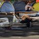 La OMS afirma que más de 1.300 muertes adicionales están relacionadas con la ola de calor sin precedentes en Europa. Europa Según la Organización Mundial de la Salud (OMS), el domingo se registraron más de 1300 muertes adicionales relacionadas con la ola de calor sin precedentes que azota Europa desde el 21 de junio. Ese mismo día, las autoridades sanitarias francesas informaron que se habían producido alrededor de 1000 muertes más de las previstas en el país desde el miércoles. La Organización Mundial de la Salud declaró el domingo que se han registrado más de 1.300 muertes adicionales en Europa desde el 21 de junio en relación con la ola de calor sin precedentes que azota gran parte del continente. Decenas de millones de personas han afrontado un fin de semana de temperaturas extremas en Europa mientras una ola de calor mortal avanza hacia el este, con algunos países anunciando un aumento en el número de muertos y los servicios de salud advirtiendo sobre su saturación. El domingo por la mañana, las autoridades sanitarias francesas informaron de que se habían producido alrededor de 1.000 muertes más de las previstas en ese país tan solo desde el miércoles. Y en toda Europa, "se han registrado más de 1.300 muertes adicionales desde el 21 de junio relacionadas con las altas temperaturas en Europa", dijo el director general de la OMS, Tedros Adhanom Ghebreyesus, en X. "El estrés por calor suele denominarse el 'asesino silencioso', y las casas, los lugares de trabajo y las escuelas europeas no fueron construidas para soportar estas temperaturas", afirmó. Se prevé que al menos 191 millones de personas soporten temperaturas de al menos 35 °C el domingo en Europa, siendo el calor especialmente intenso en Alemania , la República Checa , Hungría y Polonia . La República Checa registró el domingo su segundo récord de temperatura en dos días, con 41,1 °C en Doksany, al norte de Praga, según informó el instituto meteorológico CHMI. "Esta es la primera vez que registramos una temperatura de 41 grados en nuestra red oficial de estaciones meteorológicas. Las temperaturas siguen subiendo, así que esta no es la máxima final", añadió CHMI en X. Un total de 381 millones de personas en Europa, excluyendo Turquía , experimentarán temperaturas superiores a los 30 °C, según un análisis basado en pronósticos del Servicio Meteorológico Alemán y proyecciones de población para 2025 del Centro Común de Investigación recopiladas por la ONG austriaca Klimadashboard. Millones de personas en todo el continente están viviendo actualmente bajo un calor extremo, cientos han muerto, las escuelas están cerradas y las redes eléctricas están colapsando", advirtió Tedros. "Impulsado por el cambio climático y el calentamiento global, el fenómeno de la ola de calor 'que antes ocurría una vez en una generación' ahora se produce casi anualmente", dijo, señalando que "Europa es el continente que se calienta más rápidamente en la Tierra, con un calentamiento que duplica el promedio mundial". El director general de la OMS afirmó que el organismo de salud de las Naciones Unidas está "trabajando con sus Estados Miembros y socios para abordar las amenazas para la salud que plantea el calor extremo, centrándose en la preparación, la prevención y el fortalecimiento de las respuestas del sistema de salud". Hizo un llamamiento a los países europeos para que "implementen planes de acción para la salud relacionados con el calor", como parte de un esfuerzo por salvaguardar la salud frente al cambio climático.