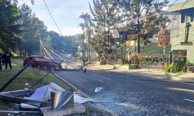 Poste derribado obliga a restringir el paso en el bulevar San Cristóbal de Mixco