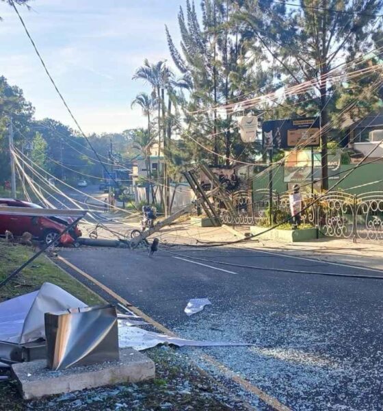 Poste derribado obliga a restringir el paso en el bulevar San Cristóbal de Mixco