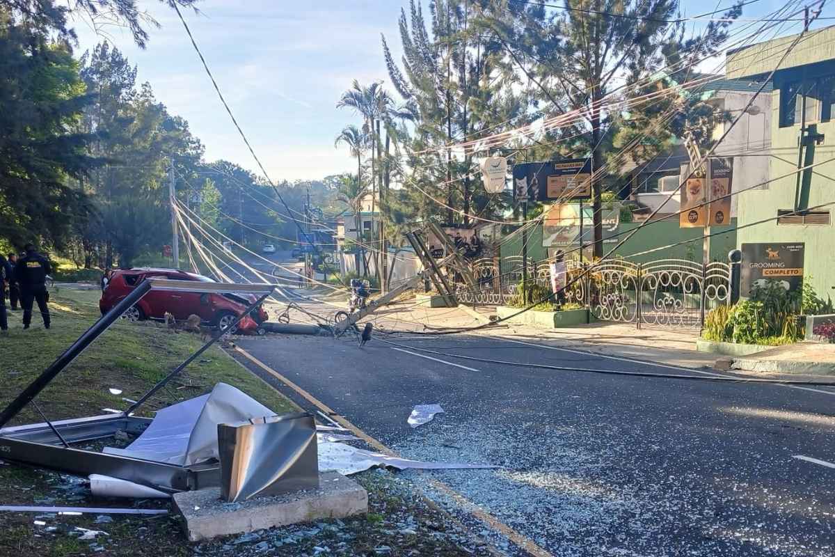 Poste derribado obliga a restringir el paso en el bulevar San Cristóbal de Mixco