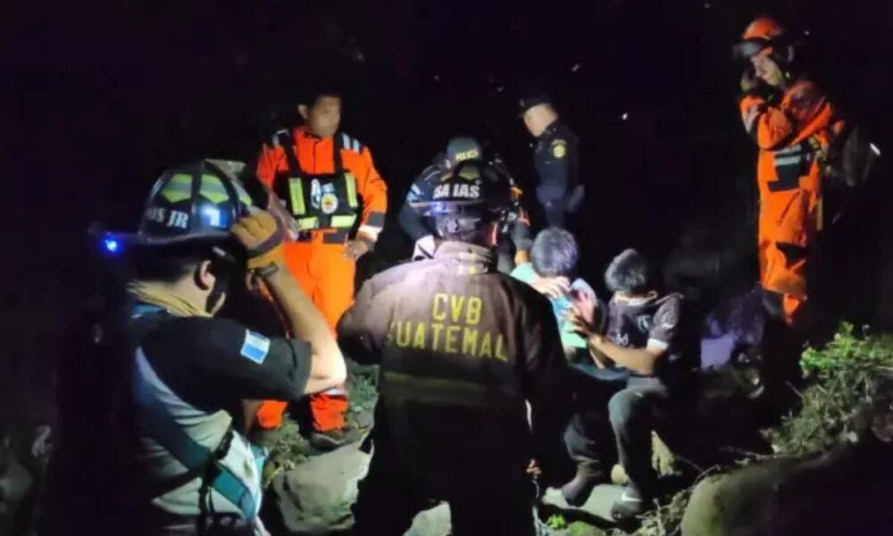 Rescatan a 11 adolescentes tras más de 11 horas de búsqueda en una montaña de Amatitlán